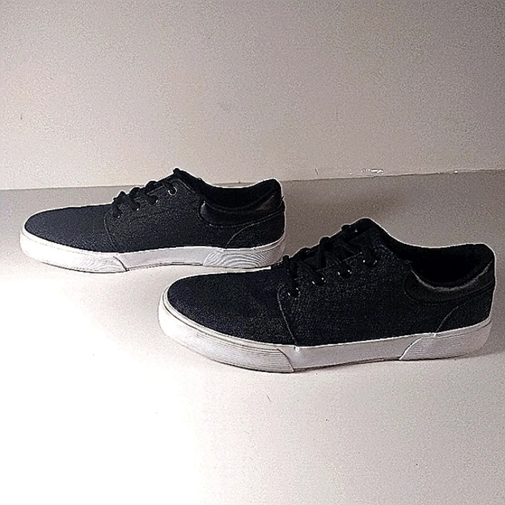 St. John's Bay Bryce size 8.5M   BLK Shoes  lace ups color gray & black